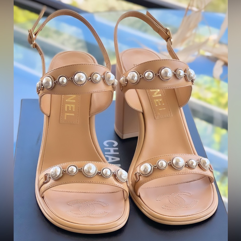 Chanel 90 mm game of pearl sandals